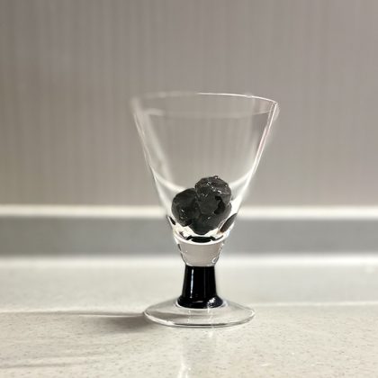 カクテルグラス（普通のグラスでO K）に煮汁を切った黒豆を入れての画像