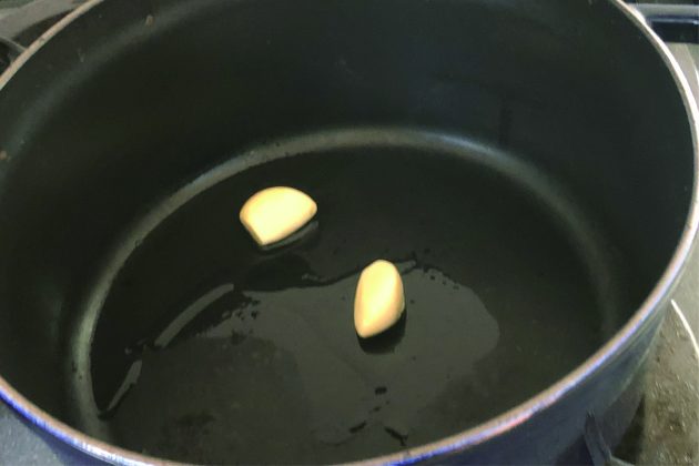 鍋にオリーブオイルとニンニクを入れるの画像