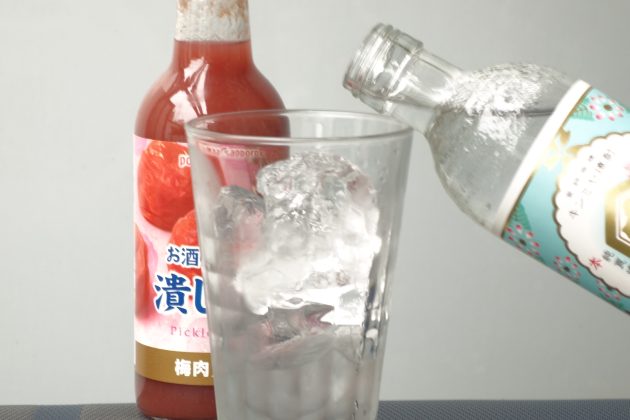 キンミヤ、「お酒にプラス 潰しうめ」、炭酸の順にグラスに注ぎ入れますの画像