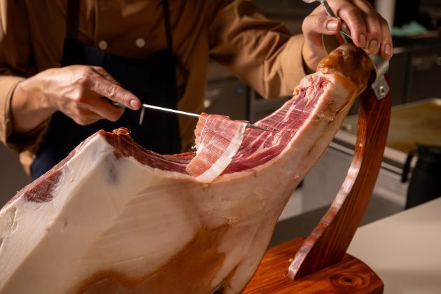■焼きたて、揚げたてで食材の魅力を引き出すライブキッチン